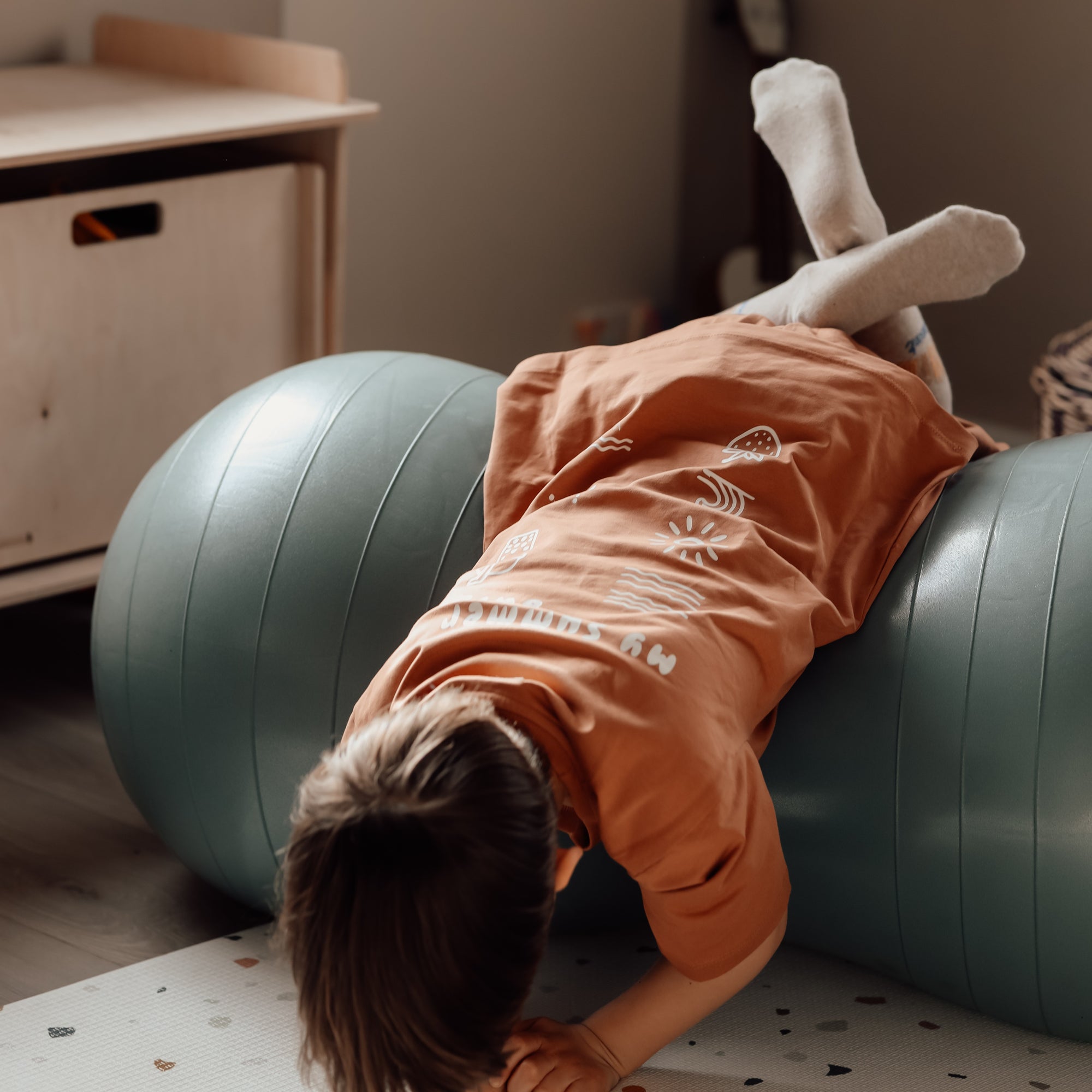 Peanut-shaped balance ball - Morning Blue